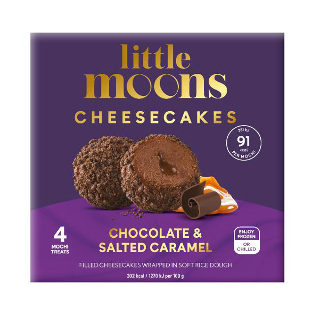 Little Moons 4 Τζισκέικ μότσι με σοκολάτα και αλατισμένη καραμέλα σε γλυκιά ζύμη ρυζιού με επικάλυψη τριμμένου μπισκότου χωρίς γλουτένη 120g